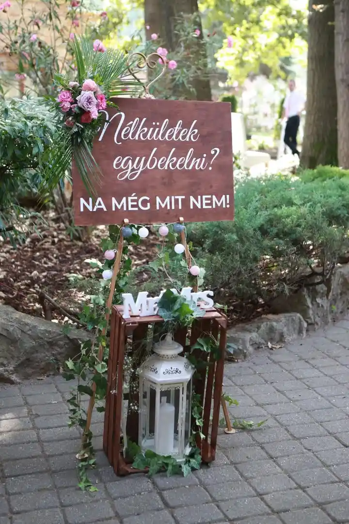 Egyedi esküvői tábla és lámpás