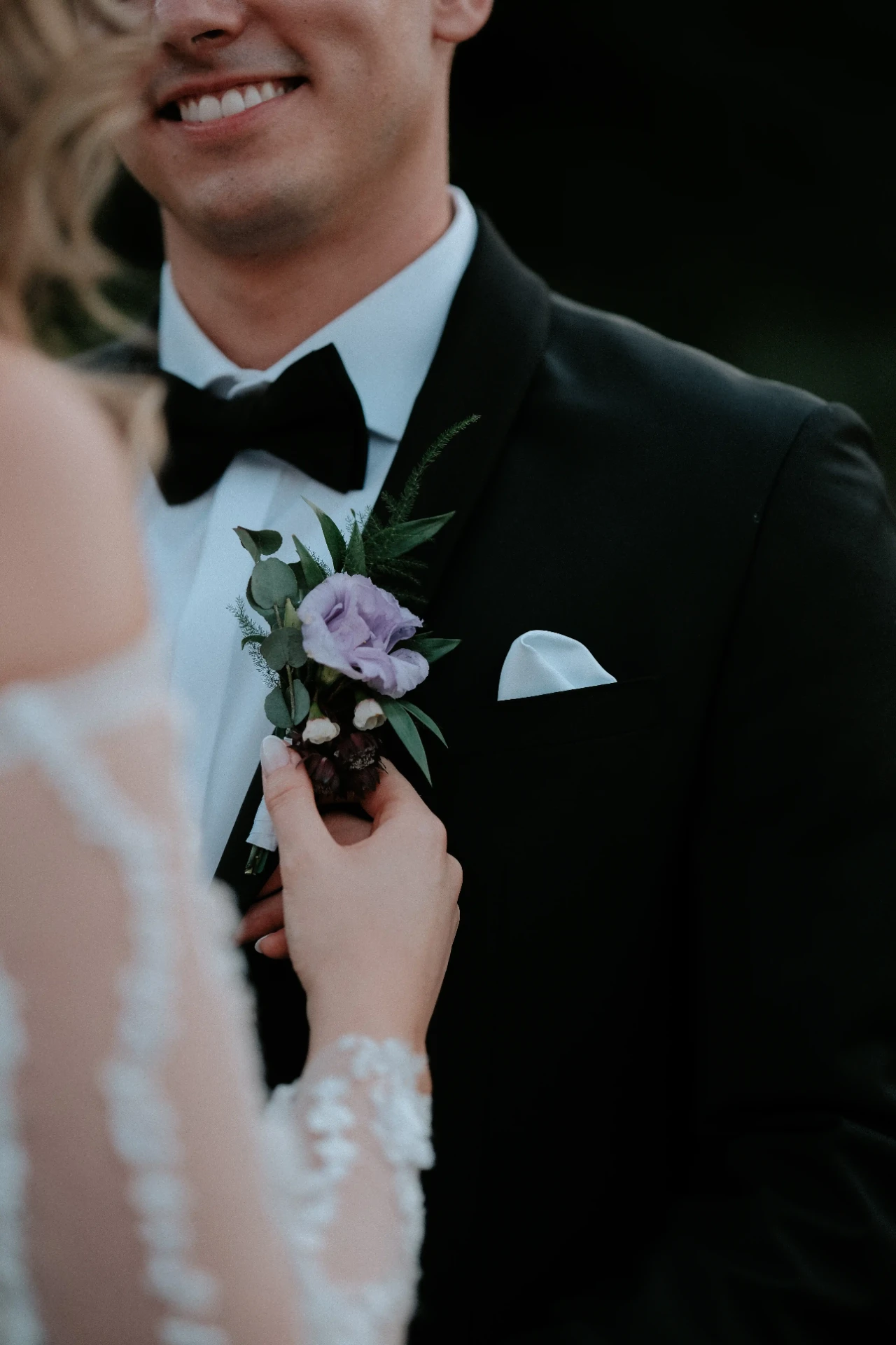 Foglalka a vőlegény mellén — lila lisianthus és eukaliptusz
